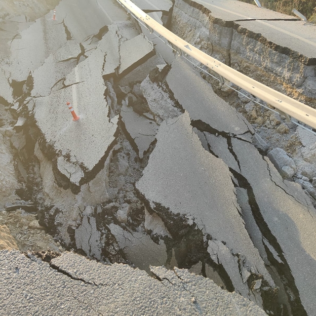 Kuşadası'nda, tarla kazısında yol çöktü