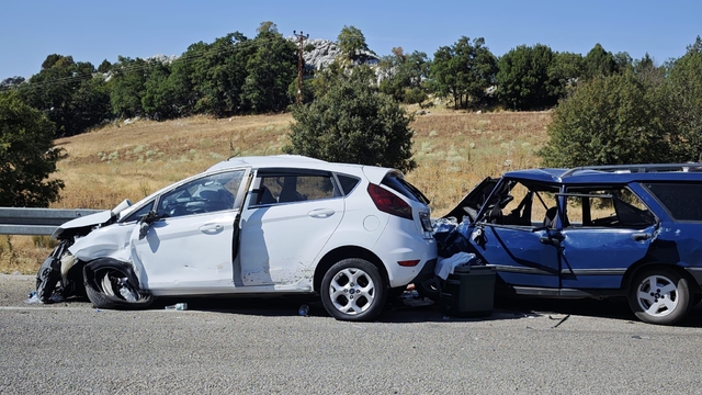 Konya'da üç aracın karıştığı kazada 7 kişi yaralandı