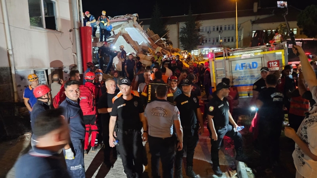Balıkesir'deki depremde yıkılan binadan 1 kişi daha kurtarıldı