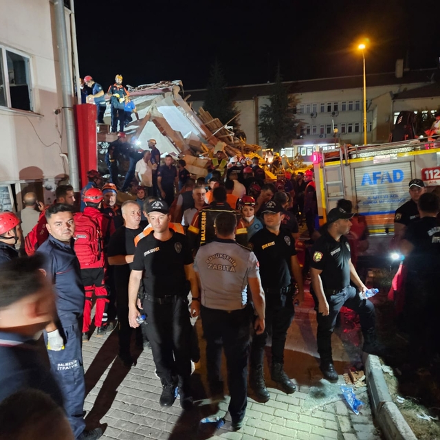 Balıkesir'deki depremde yıkılan binadan 1 kişi daha kurtarıldı