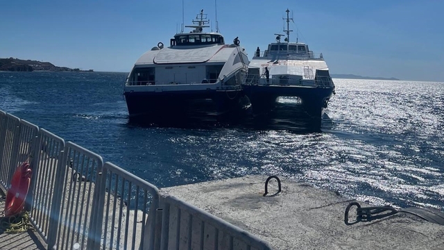 Balıkesir açıklarında kayalıklara çarpan İDO'nun deniz otobüsü tahliye edildi