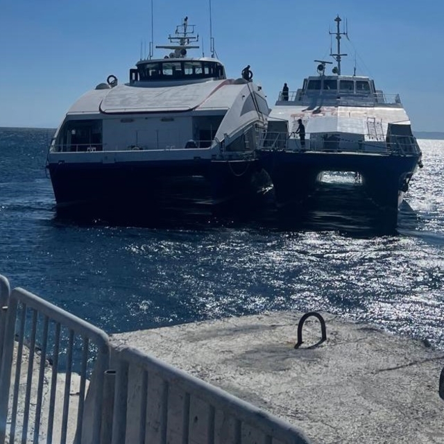 Balıkesir açıklarında kayalıklara çarpan İDO'nun deniz otobüsü tahliye edil...