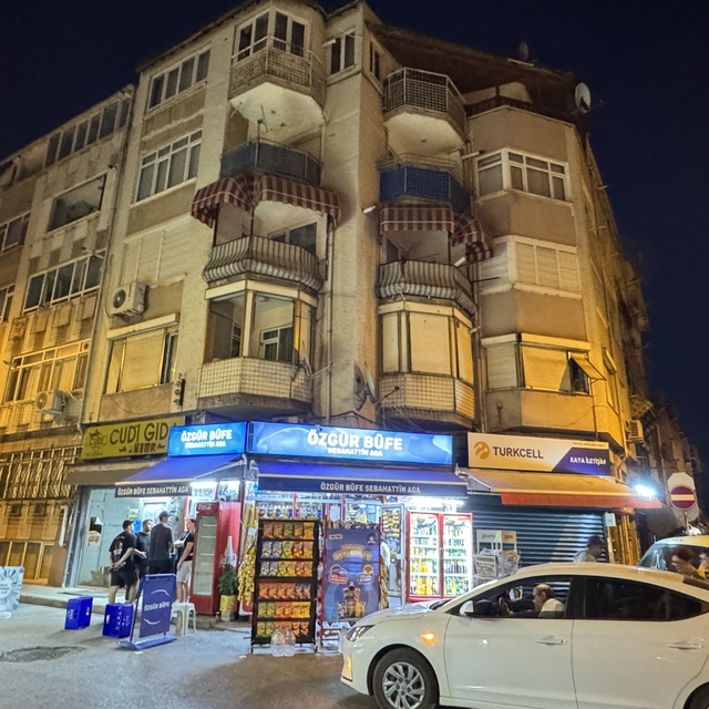 Edirne'de kolonlarında hasar tespit edilen apartman tedbir amaçlı boşaltıld...