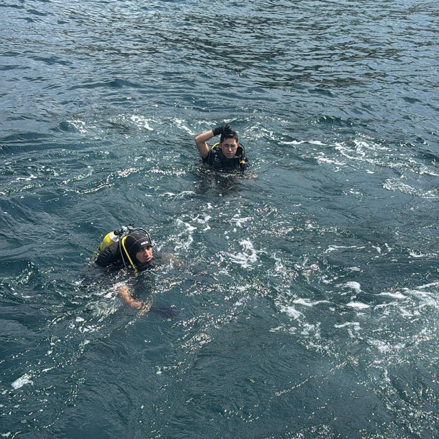 Teknesi parçalanmış halde bulunan iş insanını 13 kurbağa adam arıyor (4)