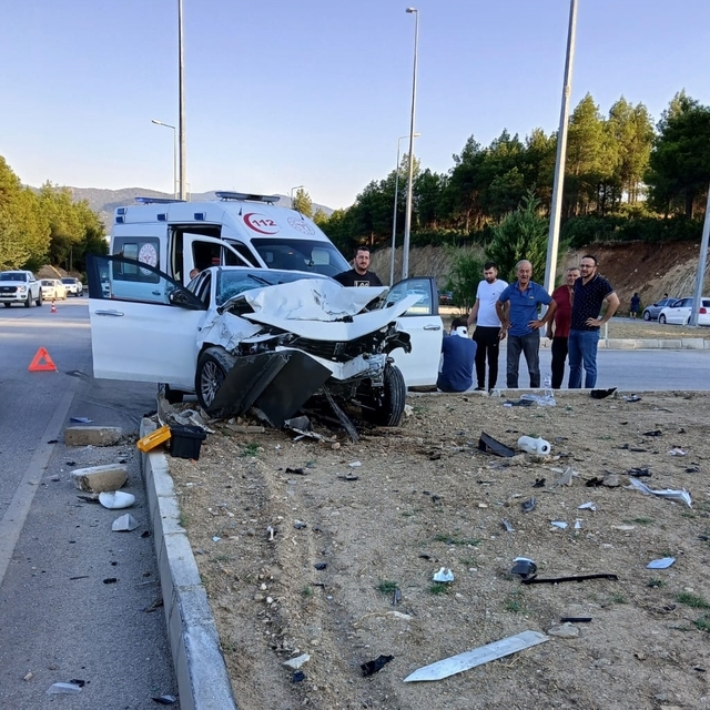 Burdur'da iki otomobilin çarpıştığı kazada sürücüler yaralandı