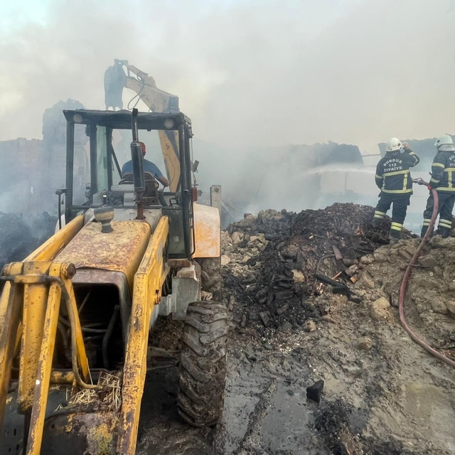 Burdur'da kaynak sırasında çıkan yangında ev, araç, ahır zarar gördü, 3 buz...