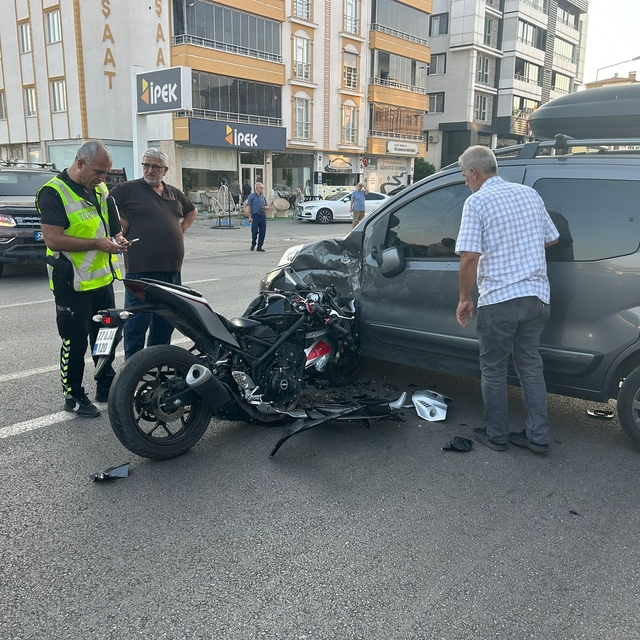 Elazığ'da hafif ticari araç ile motosikletin çarpıştığı kazada 2 kişi yaral...
