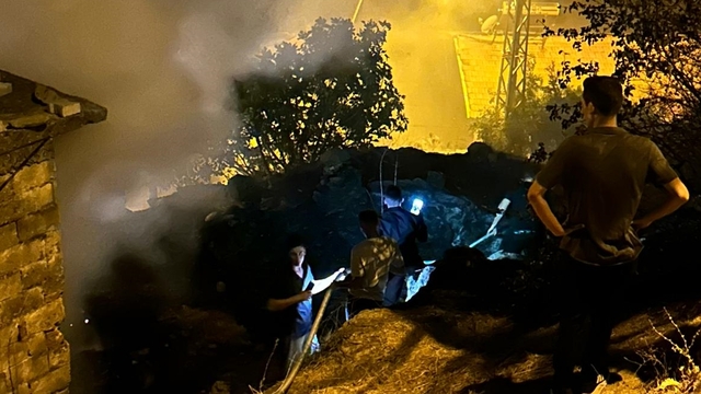 Aydın'da mahalledeki düğün sırasında bir evde çıkan yangına davetliler müdahale etti