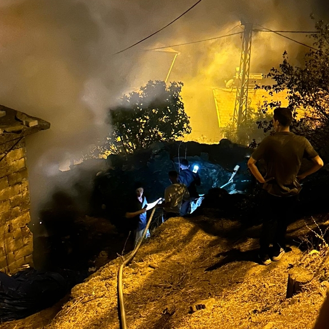 Aydın'da mahalledeki düğün sırasında bir evde çıkan yangına davetliler müda...