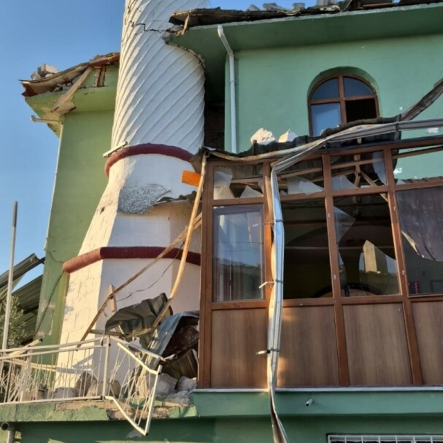 Sındırgı'da 6.1'lik depremde yıkılan ve hasar gören binalar havadan görüntü...