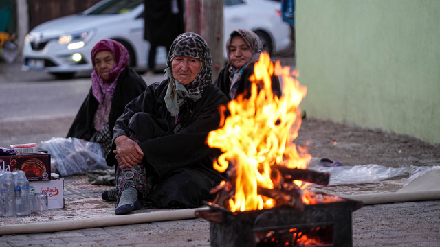 Balıkesir Sındırgı merkezli depremlerin hasara neden olduğu mahallelerin sakinleri geceyi sokakta geçirdi