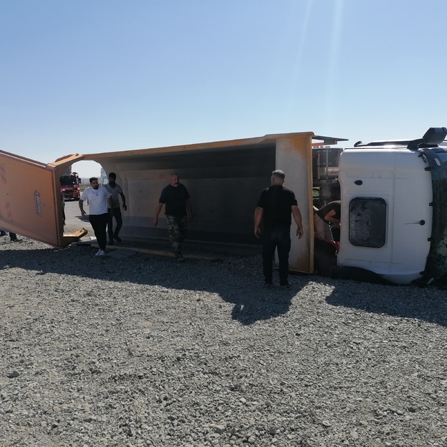 Ulaş'ta devrilen kamyonun sürücüsü yaralandı