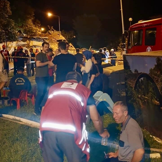 Türk Kızılay'dan, deprem sonrası afetzedelere beslenme desteği