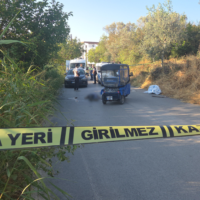 Yol ortasında duran 3 tekerlekli motosikletinde ölü bulundu
