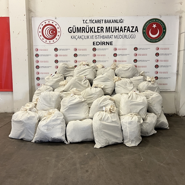Kapıkule'de bir tırda boya kutularına gizlenmiş 692 kilogram esrar ele geçi...