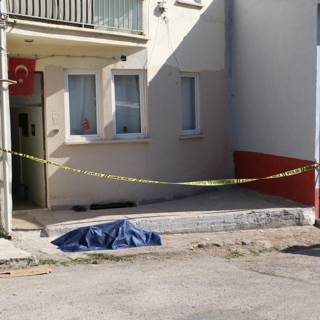 Evinin önünde ölü bulundu