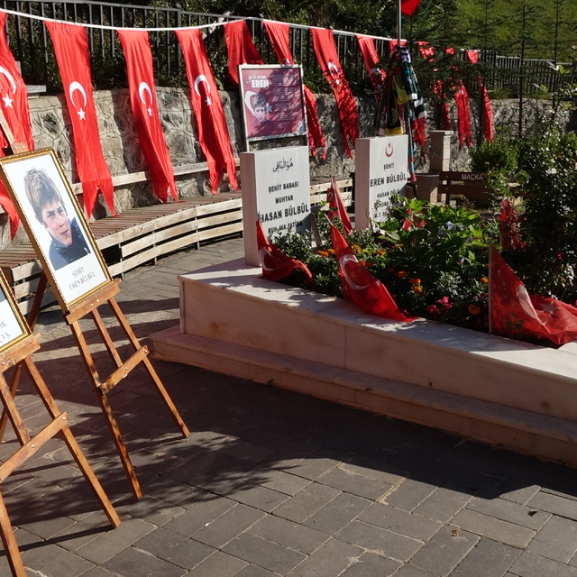 Şehit Eren Bülbül, kabri başında anıldı