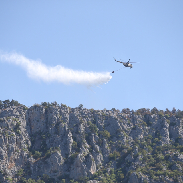 Sinop'ta büyük ölçüde kontrol altına alınan orman yangınına müdahale sürüyo...