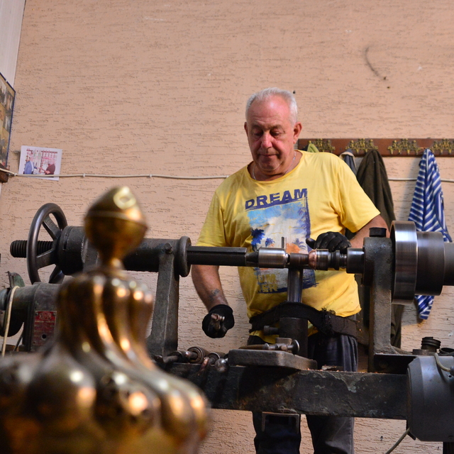 'Devlet sanatçısı' ünvanlı alem ustası, ata mesleğini 55 yıldır sürdürüyor