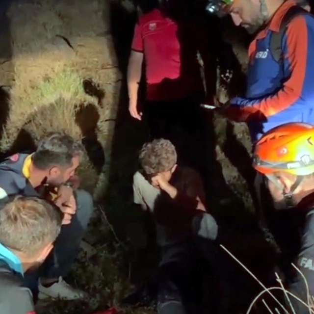 Dağlık arazide ayağı kırıldı, ekipler seferber oldu