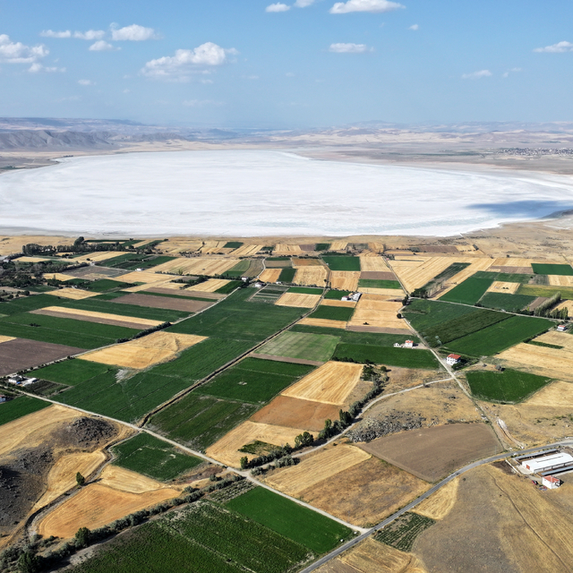 Dedesinin yolundan giderek Palas Tuzla Gölü'nden geleneksel yöntemlerle tuz...