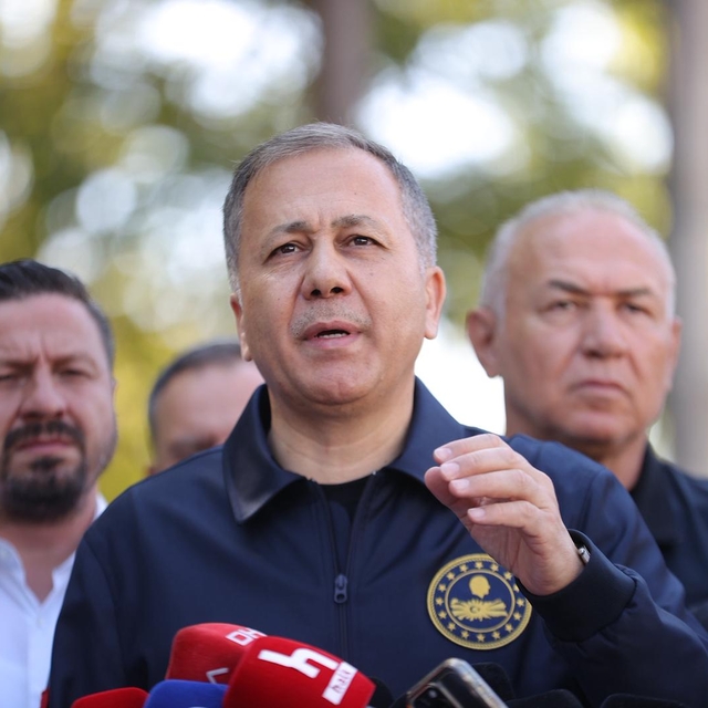 İçişleri Bakanı Yerlikaya, 6,1 büyüklüğünde depremin yaşandığı Sındırgı'da...