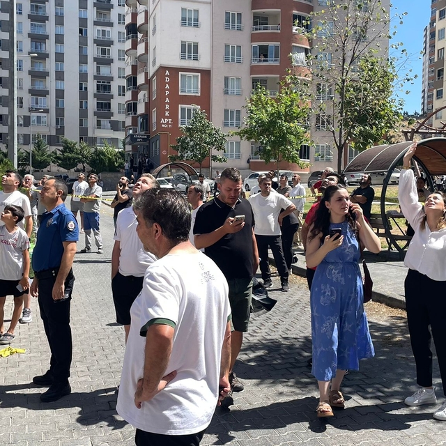 Kayseri'de 14 katlı apartmanda yangın çıktı