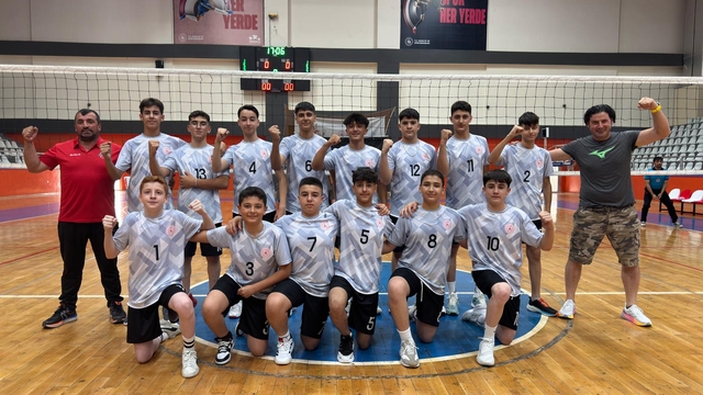 Sivas Şehit Adnan Saka Ortaokulunun voleybol takımı Türkiye finallerine gitmeye hak kazandı