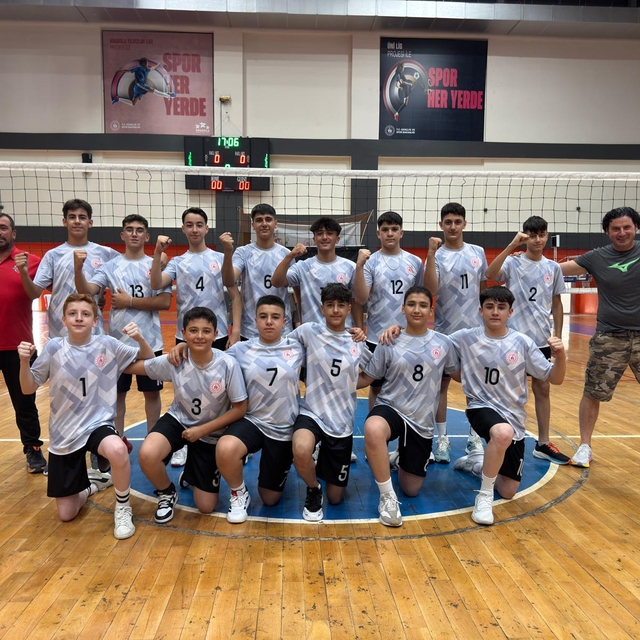 Sivas Şehit Adnan Saka Ortaokulunun voleybol takımı Türkiye finallerine git...