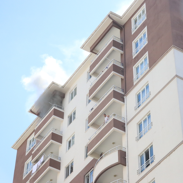 GÜNCELLEME - Kayseri'de 14 katlı apartmanda çıkan yangın söndürüldü