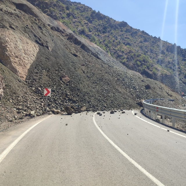 Artvin'de heyelan anı kamerada