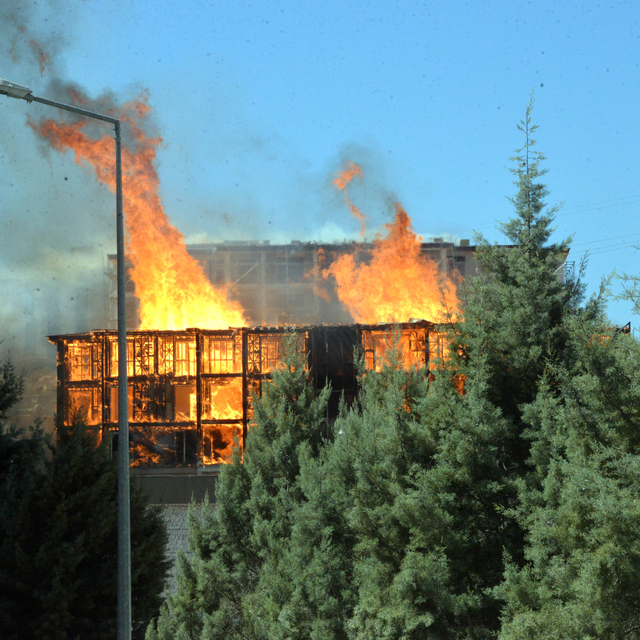 Kahramanmaraş'ta lojman inşaatında yangın (2)