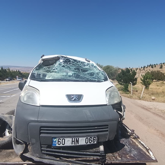 Hafif ticari araç, su kanalına devrildi: 2'si çocuk, 5 yaralı