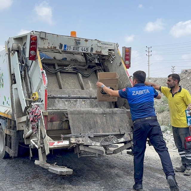 Tarsus'ta son kullanma tarihi geçmiş 500 gıda ve temizlik ürünü imha edildi