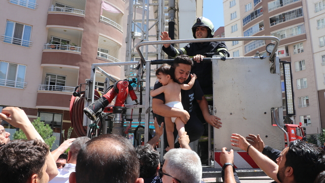 Kayseri'de 14 katlı binada yangın (2)