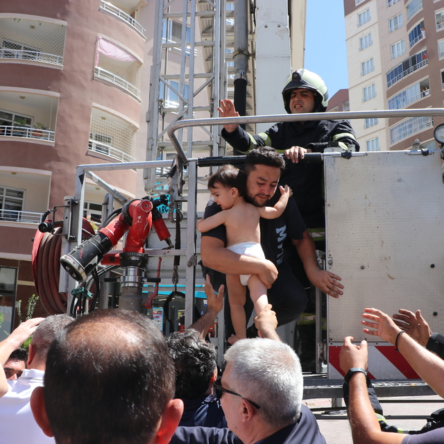 Kayseri'de 14 katlı binada yangın (2)