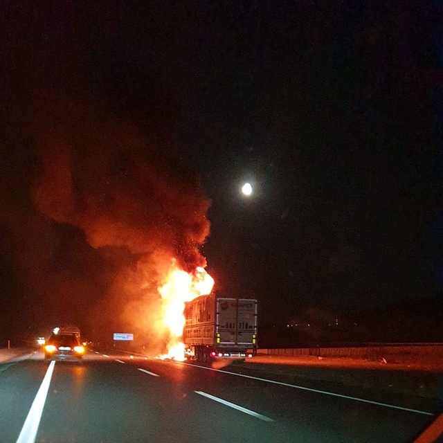 Afyonkarahisar'da seyir halindeki tır yandı