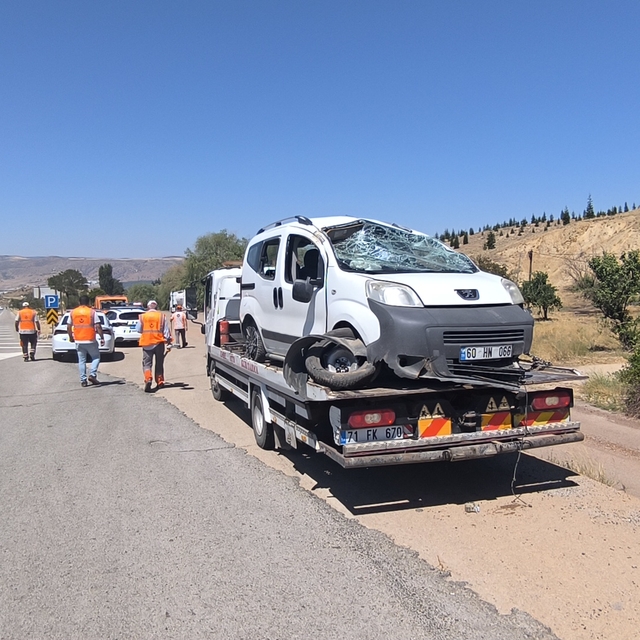 Kırıkkale'de devrilen hafif ticari araçtaki 5 kişi yaralandı