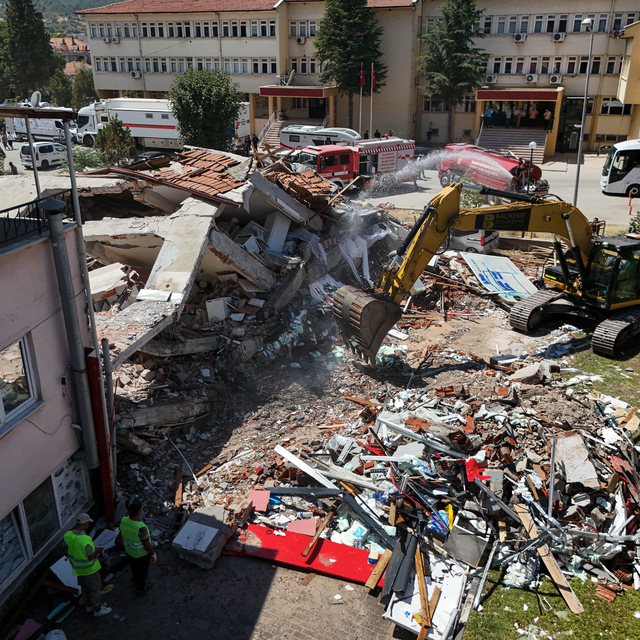 Balıkesir'deki depremde yıkılan binanın enkazı kaldırılmaya başlandı