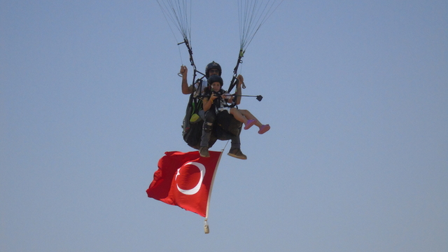 Gaziantep'te bedensel engelli genç kızın yamaç paraşütü hayali gerçekleştirildi