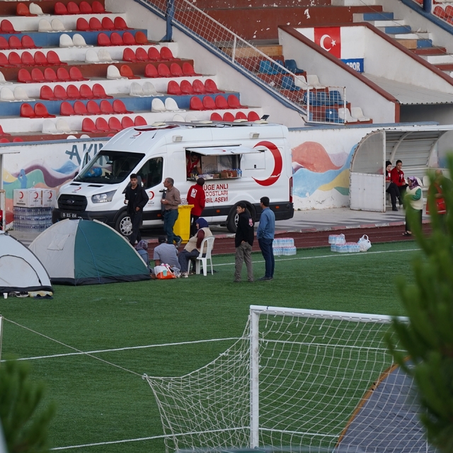 Türk Kızılay, Sındırgı'da 198 kişilik ekiple sahada görev alıyor