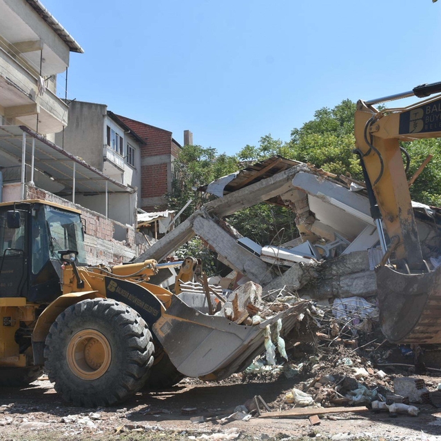 Sındırgı'da 6.1'lik depremde yıkılan ve hasar gören binalar havadan görüntü...
