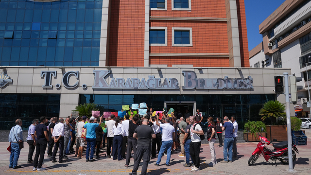 İzmir'de pazarcılardan Karabağlar Belediyesine katı atık ücreti tepkisi