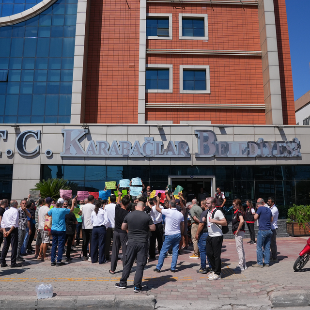 İzmir'de pazarcılardan Karabağlar Belediyesine katı atık ücreti tepkisi