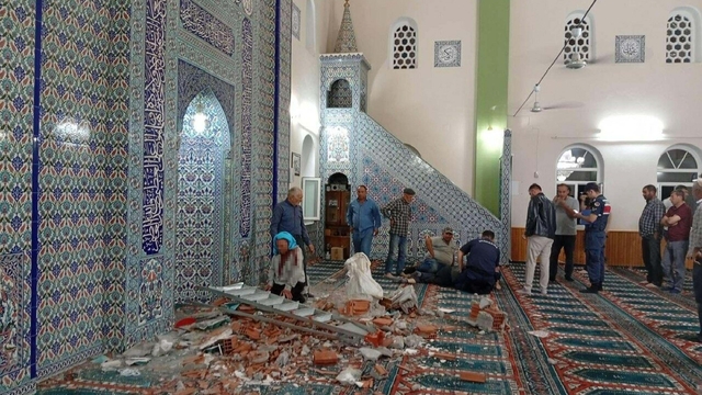 Camide duvardan kopan sıva ve tuğla parçaları üzerlerine düştü: 1 ölü, 1 yaralı