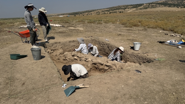 Japon arkeologlar, Üçhöyük kazısında öğrencilerine deneyim kazandırıyor