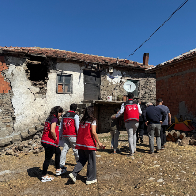 Manisa'da deprem sonrası hasar tespit ve yardım çalışmaları sürüyor