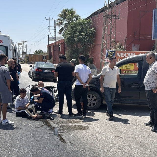 Hatay'da hafif ticari araçla çarpışan motosikletteki 2 kişi yaralandı