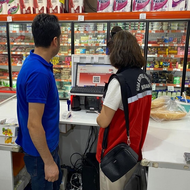 Batman'da marketlerde gıda denetimi sürüyor