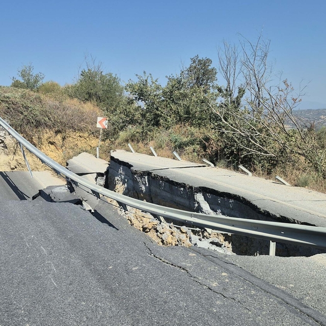 Kuşadası'nda çöken yol, istinat duvarı örüldükten sonra onarılacak